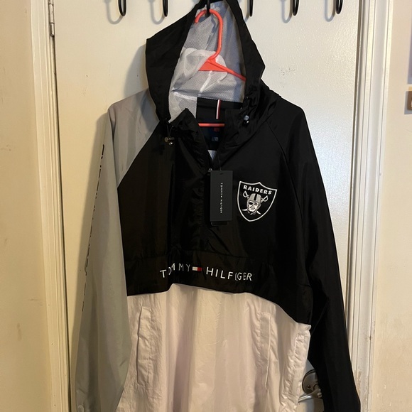 Las Vegas Raiders Tommy Hilfiger Black/Silver Raglan Half-Zip Pullover Top NWT - Picture 3 of 7